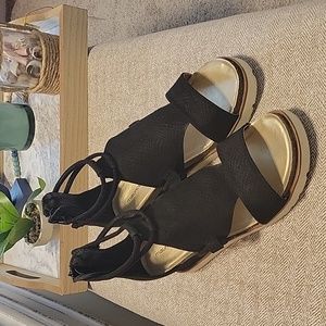 Black low wedge sandal